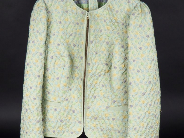 RED VALENTINO  Veste courte verte, à décor de fleurs gaufrées. Fermetu