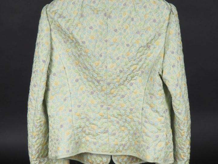 RED VALENTINO  Veste courte verte, à décor de fleurs gaufrées. Fermetu