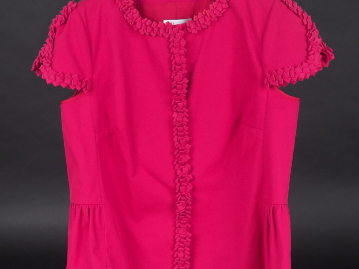 RED VALENTINO Veste blazer rose, manches courtes, à décor de frise. Fe