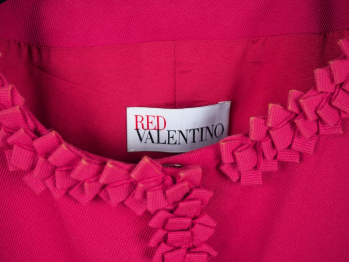RED VALENTINO Veste blazer rose, manches courtes, à décor de frise. Fe
