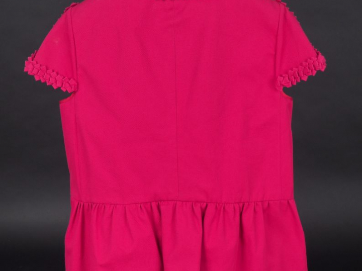 RED VALENTINO Veste blazer rose, manches courtes, à décor de frise. Fe