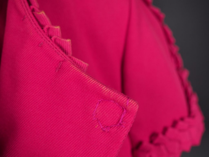 RED VALENTINO Veste blazer rose, manches courtes, à décor de frise. Fe