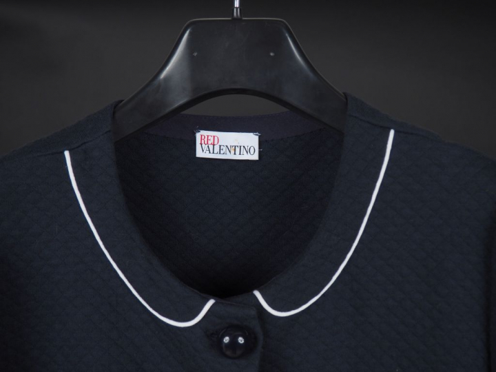 RED VALENTINO Veste bleue à col claudine à galon blanc. (Une petite ta