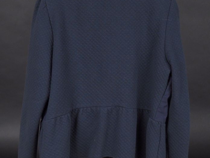 RED VALENTINO Veste bleue à col claudine à galon blanc. (Une petite ta