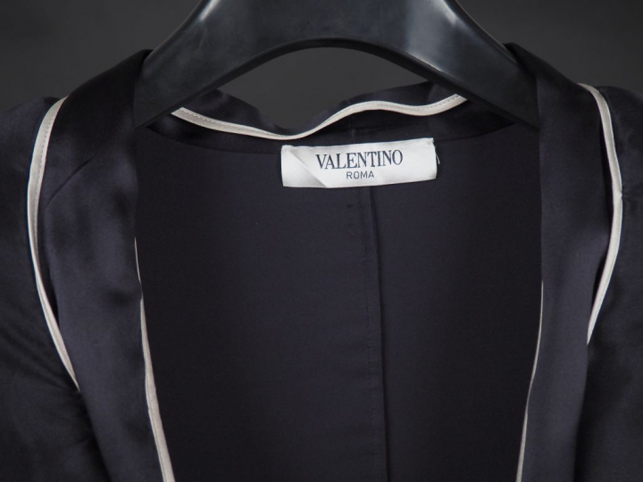 VALENTINO Chemisier noir en soie.