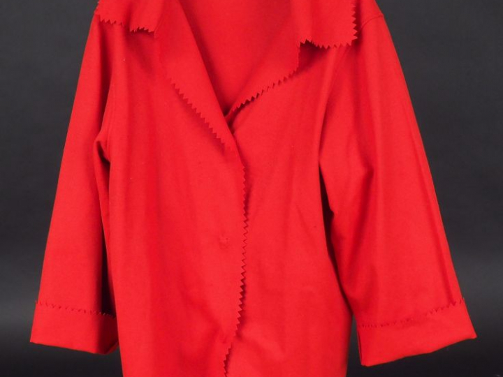 VALENTINO Fine veste à col rouge en laine (80%) et cachemire (20%).  T