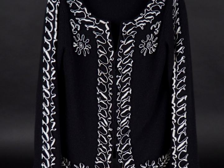 VALENTINO Gilet noir en cachemire et laine, à décor d'un galon blanc e