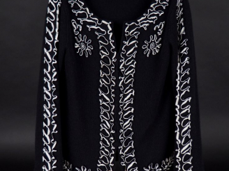 Vente aux enchères VALENTINO Gilet noir en cachemire et laine, à décor d'un galon blanc e