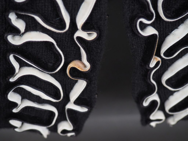 VALENTINO Gilet noir en cachemire et laine, à décor d'un galon blanc e