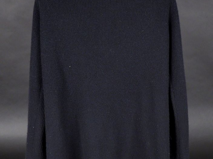 VALENTINO Gilet noir en cachemire et laine, à décor d'un galon blanc e