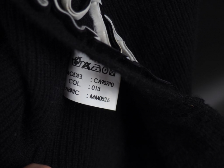 VALENTINO Gilet noir en cachemire et laine, à décor d'un galon blanc e