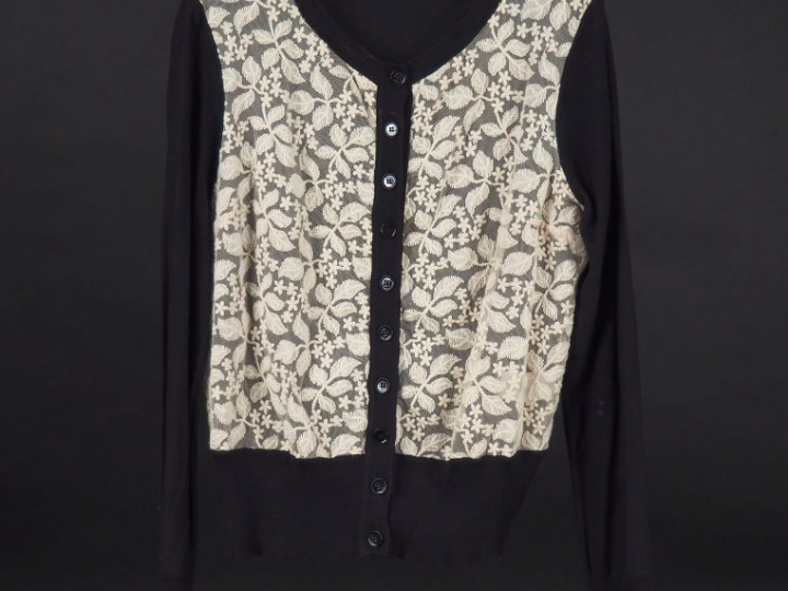 SONIA RYKIEL Cardigan noir et dentelle blanche à décor de végétaux, en