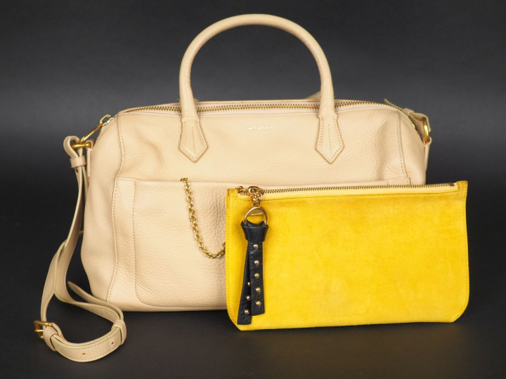 SONIA RYKIEL Sac à main en cuir beige.  Une poche plaqué à l'extérieur