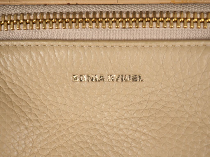 SONIA RYKIEL Sac à main en cuir beige.  Une poche plaqué à l'extérieur