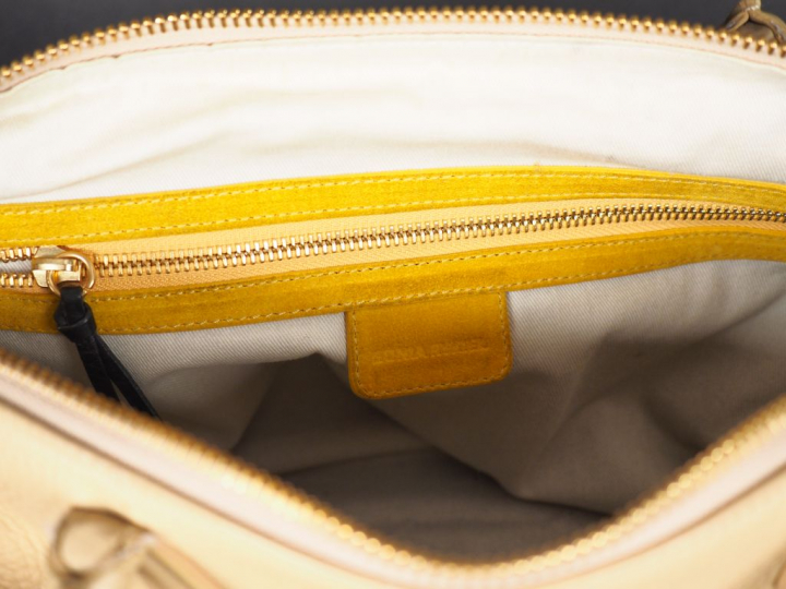 SONIA RYKIEL Sac à main en cuir beige.  Une poche plaqué à l'extérieur