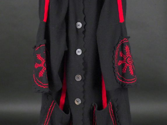 CHRISTIAN DIOR Manteau noir, à décor de flocons rouges aux manches et 