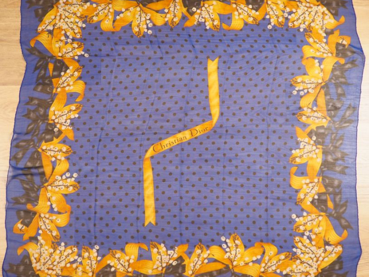 CHRISTIAN DIOR Foulard bleu à décor de fleurs jaunes.