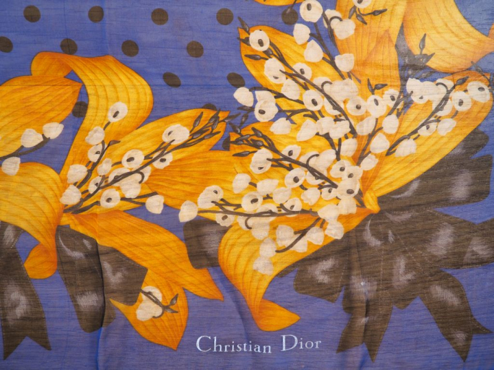 CHRISTIAN DIOR Foulard bleu à décor de fleurs jaunes.
