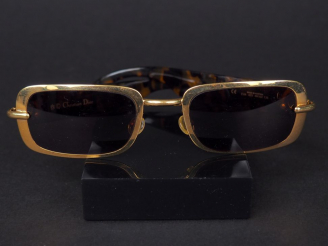 Vente aux enchères CHRISTIAN DIOR Paire de lunettes de soleil.