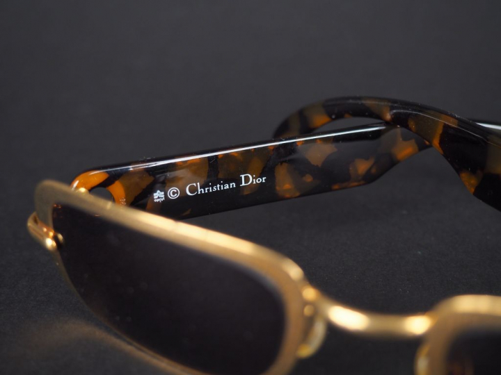CHRISTIAN DIOR Paire de lunettes de soleil.