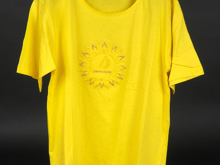 PIERRE CARDIN, Création  T-shirt jaune en coton, à décor de voilier da