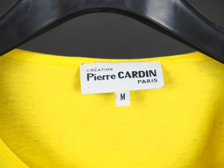 PIERRE CARDIN, Création  T-shirt jaune en coton, à décor de voilier da