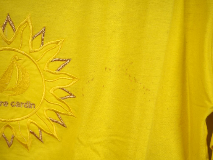 PIERRE CARDIN, Création  T-shirt jaune en coton, à décor de voilier da