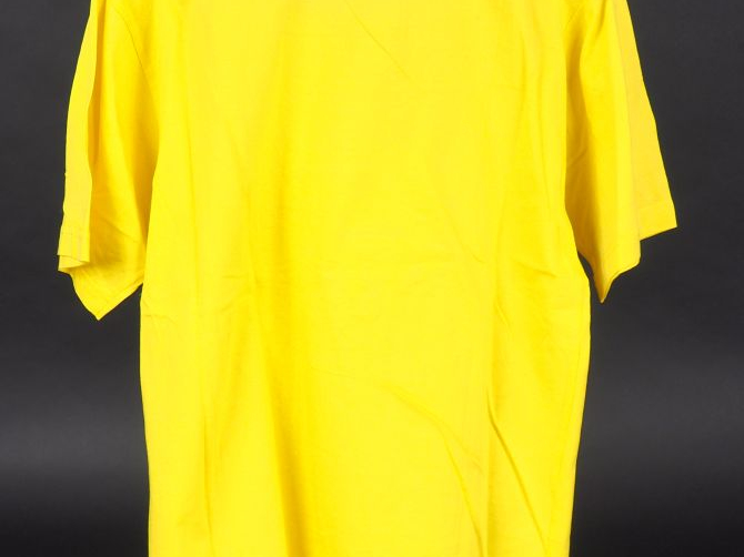 PIERRE CARDIN, Création  T-shirt jaune en coton, à décor de voilier da