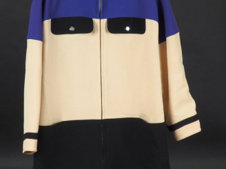 Vente aux enchères COURREGES Manteau demi-saison violet, blanc et noir, avec capuche, en 