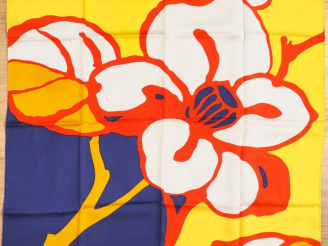 Vente aux enchères BALENCIAGA  Foulard en soie multicolore à décor de fleur. (quelques ta