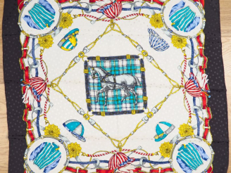 Vente aux enchères REGINA SCHRECKER.  Foulard en soie à motifs équestres, dans sa boîte.