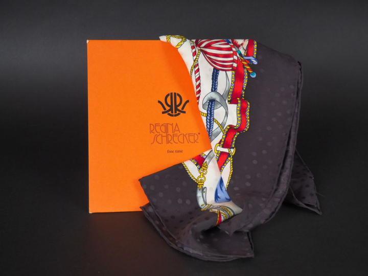 REGINA SCHRECKER.  Foulard en soie à motifs équestres, dans sa boîte.