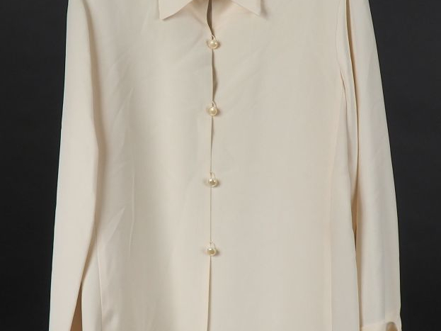 GIANFRANCO FERRE Chemise blanche à col italien en soie. Fermeture à ci