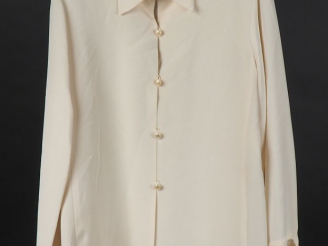 Vente aux enchères GIANFRANCO FERRE Chemise blanche à col italien en soie. Fermeture à ci