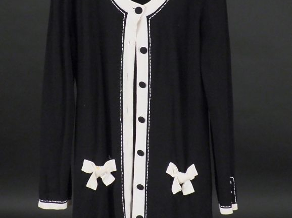 MISS PAPILLON Robe noire à décor de nœuds de ruban et d'un galon blanc