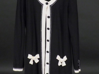 Vente aux enchères MISS PAPILLON Robe noire à décor de nœuds de ruban et d'un galon blanc