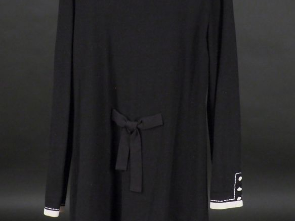 MISS PAPILLON Robe noire à décor de nœuds de ruban et d'un galon blanc