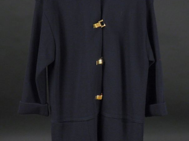 DEVERNOIS Manteau bleu en laine et acrylique. Fermeture par deux bouto