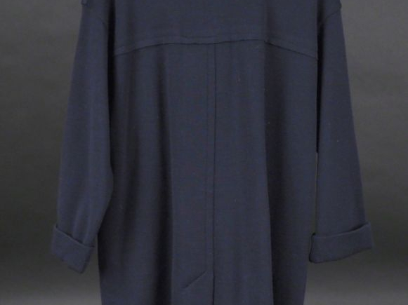 DEVERNOIS Manteau bleu en laine et acrylique. Fermeture par deux bouto