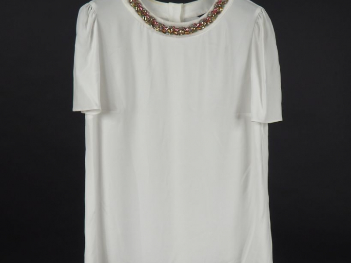 TARA JARMON Chemisier blanc à manches courtes, à col rond à décor de s