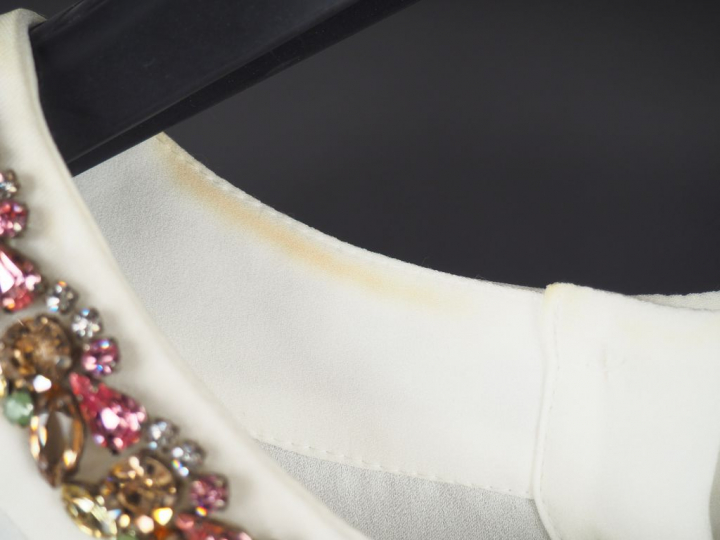 TARA JARMON Chemisier blanc à manches courtes, à col rond à décor de s