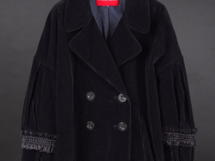 CHRISTIAN LACROIX Veste noire à col, en velours côtelé. Deux rangs de 