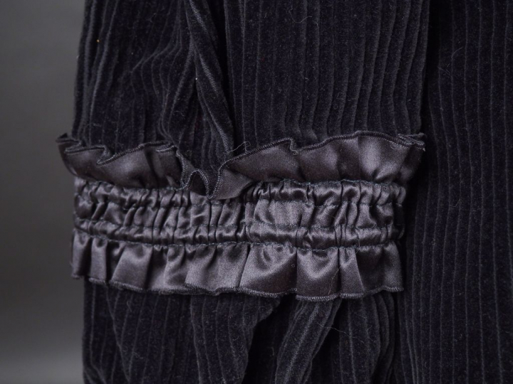 CHRISTIAN LACROIX Veste noire à col, en velours côtelé. Deux rangs de 