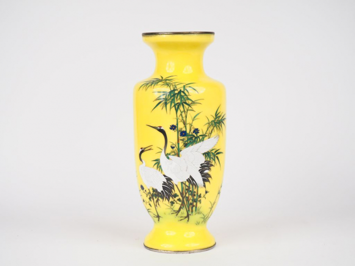 Vase ovoïde 1900 sur piedouche en opaline à décor de grues et de végét