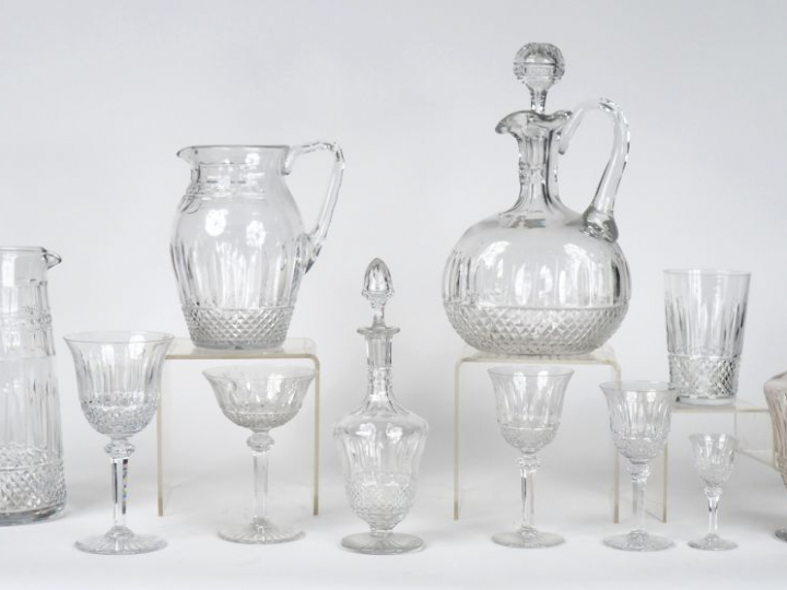 SAINT-LOUIS  Service de verres en cristal comprenant :  3 flacons (sig