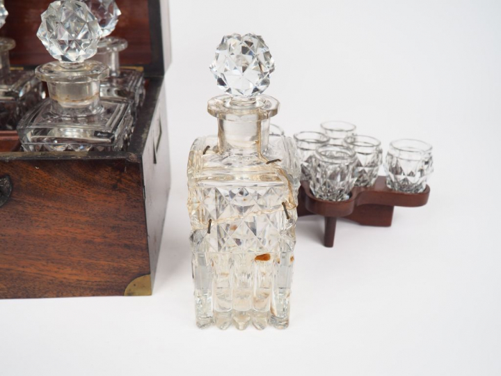 Cave à liqueur Restauration en acajou et cristal à décor de croisillon