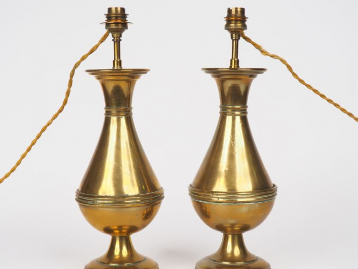 Paire de vases balustre en bronze montés en lampe. H. 28 cm