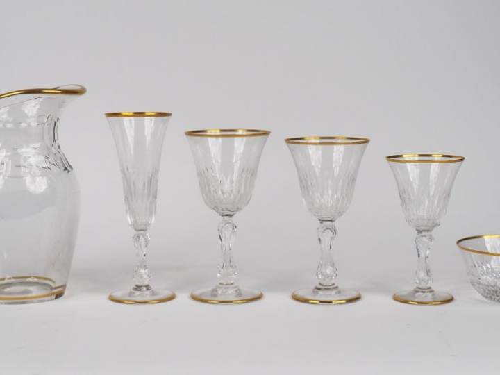 SAINT-LOUIS.  Service de verres en cristal comprenant : 13 flûtes 15 v