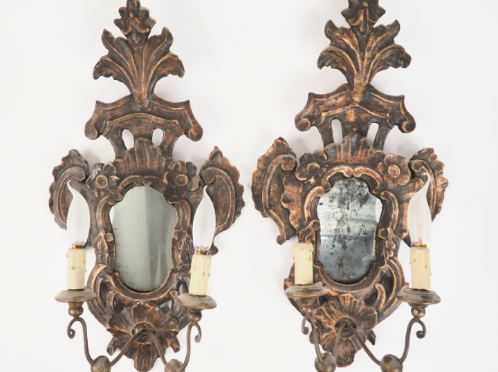 Paire de miroirs de style italien en bois sculpté et patiné, éclairant