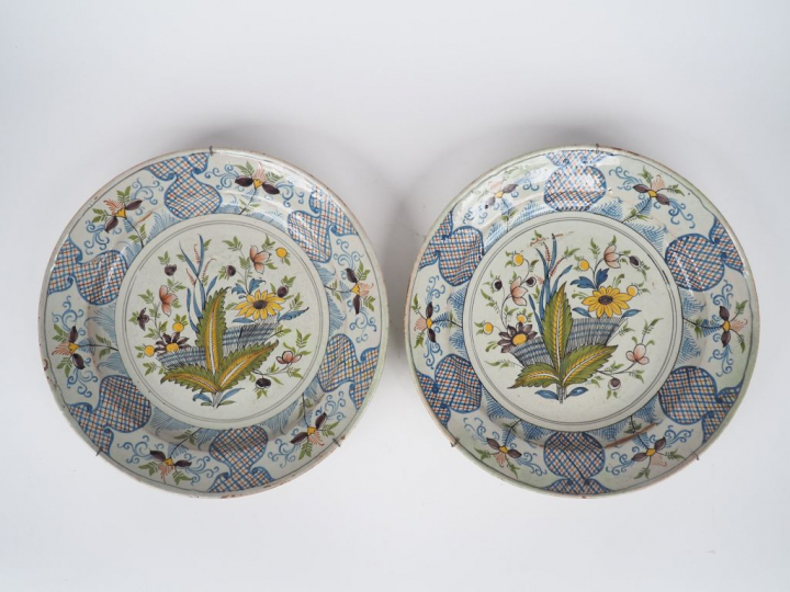 Paire de plats XIXème en faience polychrome de Delft. Diam. 36 cm